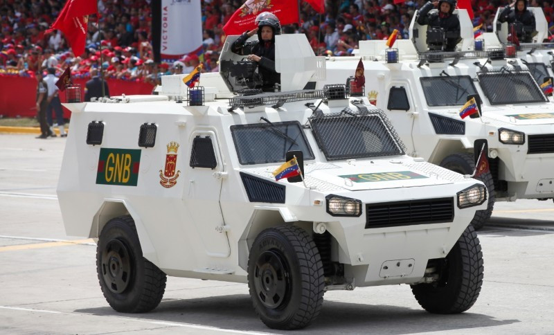Xe bọc thép VN-4 của Lực lượng Vệ binh Quốc gia Venezuela. xem-quan-doi-venezuela-tao-bay-tinh-vi-de-danh-lua-tinh-bao-my-6.jpg