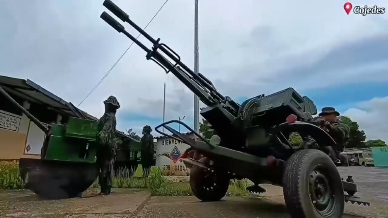 Những mô hình này được thiết kế để tạo ra tín hiệu radar giống như thiết bị thật, ví dụ như gắn các tấm phản xạ radar bằng giấy bạc lên nòng pháo. xem-quan-doi-venezuela-tao-bay-tinh-vi-de-danh-lua-tinh-bao-my-4.jpg