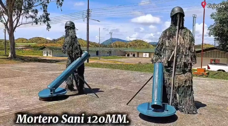 Một số mô hình còn được bổ sung hình nộm mặc quân phục để tăng tính chân thực. Mục tiêu là đánh lạc hướng trinh sát trên không và bảo vệ các thiết bị quân sự thật khỏi bị phát hiện hoặc tấn công. xem-quan-doi-venezuela-tao-bay-tinh-vi-de-danh-lua-tinh-bao-my-2.jpg