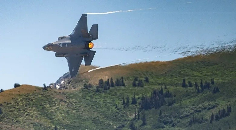 F135 – F-35A Lightning II. Động cơ Pratt & Whitney F135 tạo lực đẩy hơn 18.000 kg, giúp F-35 đạt tốc độ 1.930 km/h (Mach 1.6), trần bay trên 15 km và tầm hoạt động hơn 2.170 km. nhung-tiem-kich-so-huu-dong-co-manh-nhat-the-gioi.jpg