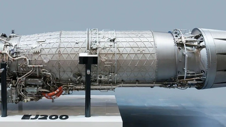 EJ200 – Eurofighter Typhoon. Động cơ EJ200 tạo lực đẩy 6.100 kg, tăng lên 9.070 kg khi dùng tăng lực. Typhoon sử dụng 2 động cơ, tổng lực đẩy hơn 18.000 kg. Thiết kế nhẹ, dễ bảo dưỡng, có thể bay 1.200 giờ trước khi cần đại tu. nhung-tiem-kich-so-huu-dong-co-manh-nhat-the-gioi-4.jpg