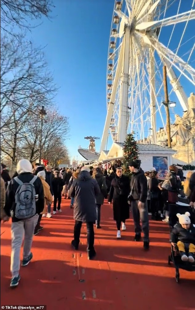 Chợ Giáng sinh Paris thu hút lượng khách khổng lồ mỗi năm, nhưng sự quá tải khiến nhiều người cảm thấy mệt mỏi, phải xếp hàng dài để mua đồ ăn, và khó có thể tận hưởng không khí lễ hội một cách trọn vẹn canh-chen-chuc-ngot-ngat-o-cho-giang-sinh-dat-nhat-chau-au-4.jpg