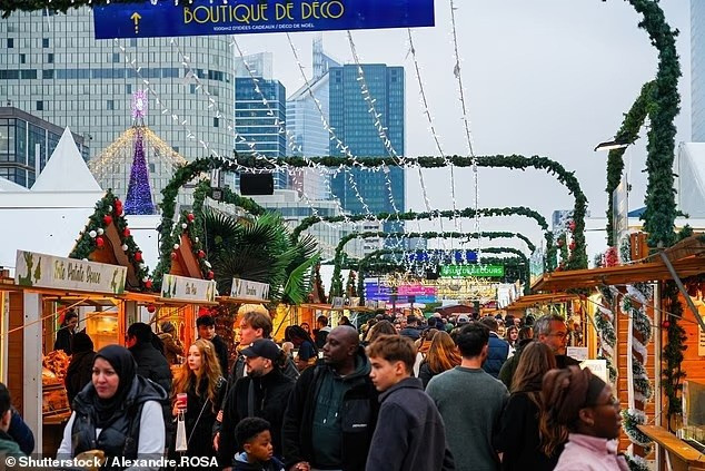 Du khách mô tả chợ Giáng sinh ở Paris là “chật kín người đến mức không thể đi bộ”, với tình trạng chen lấn diễn ra liên tục, đặc biệt vào cuối tuần và buổi tối, làm giảm đáng kể sự thoải mái khi tham quan canh-chen-chuc-ngot-ngat-o-cho-giang-sinh-dat-nhat-chau-au-2.jpg