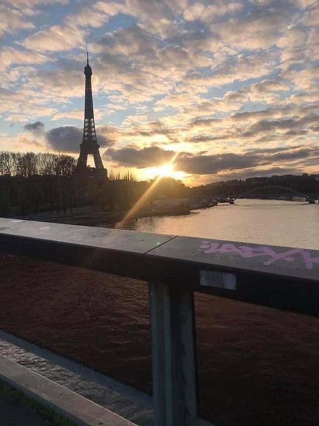 Dù vẫn là điểm đến phổ biến, Paris không còn là lựa chọn lý tưởng cho những ai tìm kiếm trải nghiệm Giáng sinh thư thái, khi các yếu tố như giá cả, đông đúc và thiếu sáng tạo đang làm giảm sức hút của thành phố canh-chen-chuc-ngot-ngat-o-cho-giang-sinh-dat-nhat-chau-au-7.jpg