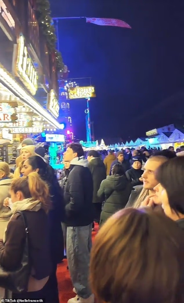 Mặc dù Paris nổi tiếng với ánh đèn lung linh và không khí lãng mạn mùa lễ hội, nhưng nhiều người cho rằng các khu chợ Giáng sinh ở đây thiếu sự độc đáo, với các gian hàng bán đồ giống nhau và không có nét đặc trưng riêng canh-chen-chuc-ngot-ngat-o-cho-giang-sinh-dat-nhat-chau-au-3.jpg