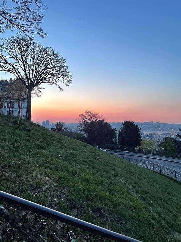 Các chuyên gia du lịch khuyến nghị du khách nên cân nhắc các chợ Giáng sinh tại Strasbourg, Colmar hoặc các thành phố nhỏ hơn ở Đức và Áo, nơi có giá cả hợp lý, không gian thoáng đãng và trải nghiệm lễ hội đậm chất truyền thống. canh-chen-chuc-ngot-ngat-o-cho-giang-sinh-dat-nhat-chau-au-8.jpg