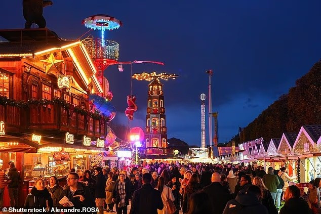 Chợ Giáng sinh tại Paris được đánh giá là đắt đỏ nhất châu Âu, với giá cả bị cho là “quá cao” so với chất lượng trải nghiệm, khiến nhiều du khách thất vọng khi phải chi tiêu nhiều mà không nhận được giá trị tương xứng canh-chen-chuc-ngot-ngat-o-cho-giang-sinh-dat-nhat-chau-au.jpg