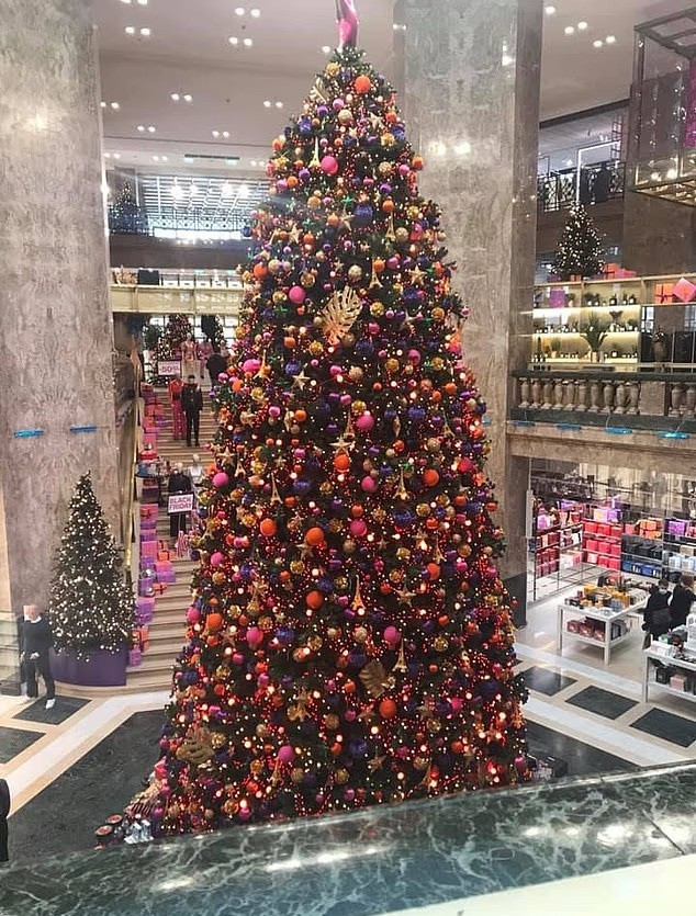 Một số du khách phàn nàn rằng giá một ly rượu vang nóng tại chợ lên tới 8 euro, cao hơn nhiều so với các thành phố khác như Prague hay Vienna, nơi có giá chỉ khoảng 3–4 euro cho cùng loại đồ uống canh-chen-chuc-ngot-ngat-o-cho-giang-sinh-dat-nhat-chau-au-5.jpg