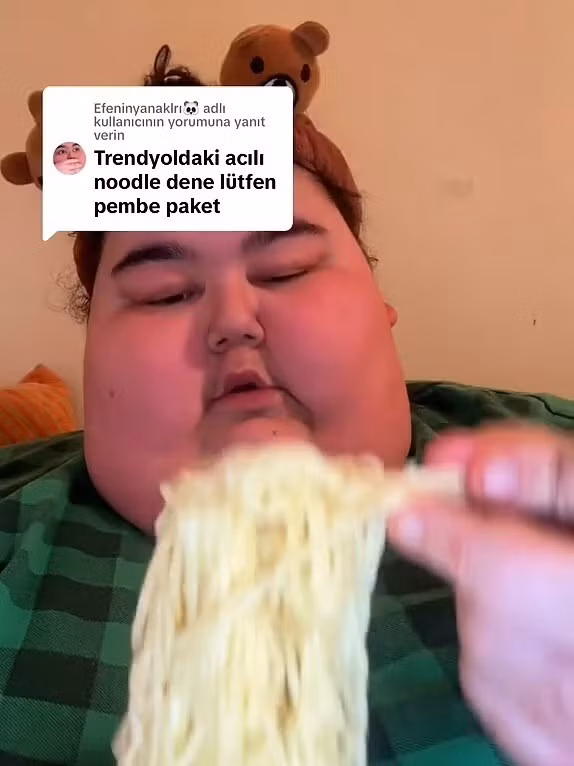 Nằm liệt giường và không thể thở nếu không có máy, anh thậm chí không thể đến thăm mộ mẹ sau khi bà được cho là đã qua đời cách đây một năm. Efecan được phép tiếp tục điều trị tại nhà, nơi anh đã qua đời. chien-than-mukbang-qua-doi-sau-nhieu-tuan-nam-vien-5.jpg