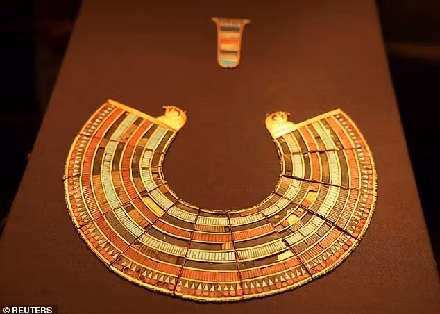 Đây không chỉ là vật trang trí mà còn là biểu tượng quyền lực, được trao cho giới tinh hoa nhằm củng cố lòng trung thành với nhà vua. Các chi tiết trên cổ vật được làm từ cát, đá lửa hoặc thạch anh nghiền, phủ men. bi-mat-nghi-le-vua-tutankhamun-he-lo-tu-co-vat-ky-la-2.jpg