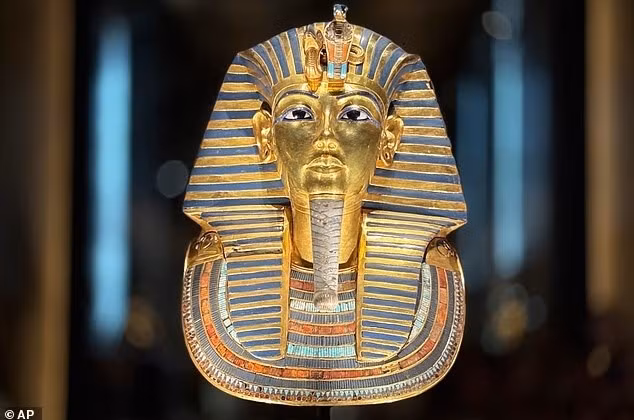 Các nghi lễ này được xem là cách triều đình Tutankhamun ràng buộc tầng lớp quý tộc thông qua tôn giáo, uy tín và nghĩa vụ. Ảnh: mặt nạ chôn cất bằng vàng của Vua Tutankhamun được trưng bày. bi-mat-nghi-le-vua-tutankhamun-he-lo-tu-co-vat-ky-la-6.jpg