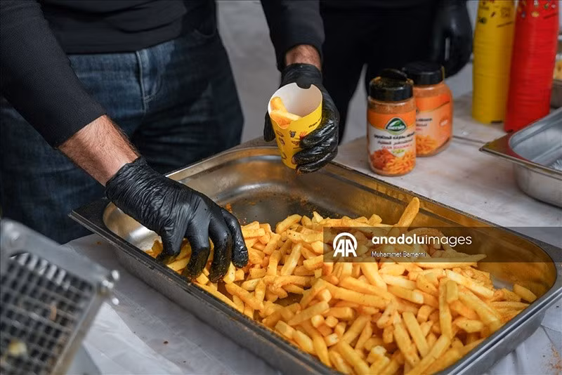 Các sản phẩm khoai tây được bày bán tại lễ hội, minh chứng cho sự hợp tác giữa nông dân, doanh nghiệp và trường đại học, đồng thời nhận được sự hỗ trợ từ Lãnh sự quán Hà Lan tại KRG. chum-anh-le-hoi-khoai-tay-o-iraq-1205-03.jpg