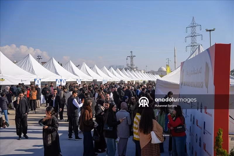 Các sản phẩm khoai tây được trưng bày tại lễ hội ở Duhok, phản ánh tiềm năng nông nghiệp địa phương và sự quan tâm của cộng đồng đối với nông sản sạch. chum-anh-le-hoi-khoai-tay-o-iraq-1205-014.jpg