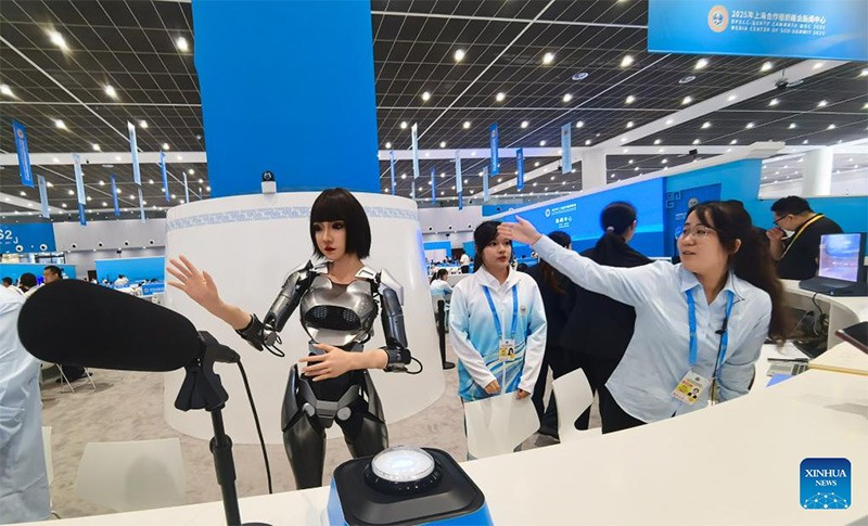 chum-anh-robot-o-trung-tam-truyen-thong-sco-2025-02.jpg
