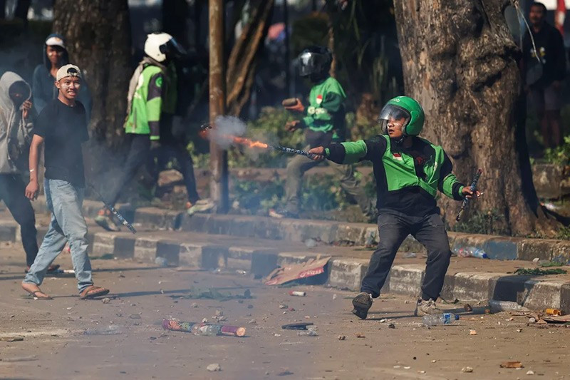 chum-anh-nguoi-bieu-tinh-dung-do-voi-canh-sat-indonesia-06.jpg