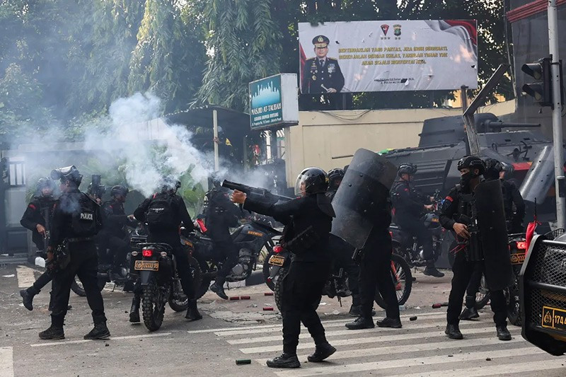 chum-anh-nguoi-bieu-tinh-dung-do-voi-canh-sat-indonesia-05.jpg