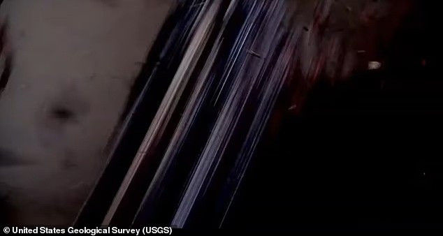 Đám mây hơi nước khổng lồ bốc lên, che khuất tầm nhìn, trong khi các mảnh vụn núi lửa (tephra) liên tục rơi xuống, khiến camera nhanh chóng bị hỏng và màn hình tối đen. khoanh-khac-kinh-hoang-nui-lua-hawaii-5.jpg