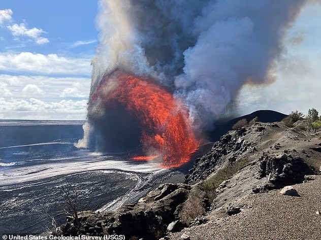 Một camera từ xa đã ghi lại khoảnh khắc núi lửa Kilauea ở Hawaii phun trào dữ dội, phun dung nham cao tới 300 mét trước khi bị bao phủ hoàn toàn bởi tro bụi và đá nóng. khoanh-khac-kinh-hoang-nui-lua-hawaii.jpg