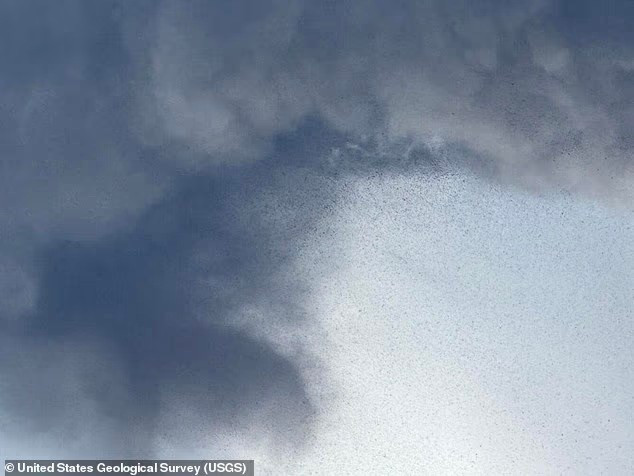 Núi lửa Kilauea nằm trong Công viên Quốc gia Hawaii, là một trong những núi lửa hoạt động mạnh nhất thế giới, đã liên tục phun trào từ tháng 12 năm ngoái đến nay. khoanh-khac-kinh-hoang-nui-lua-hawaii-7.jpg