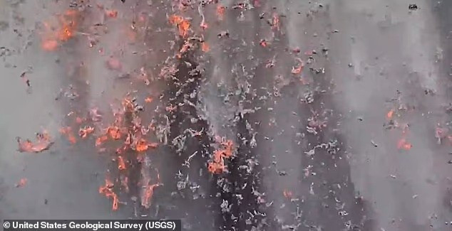 Cột khí nóng và mảnh vụn núi lửa tạo thành cột khói bụi đạt độ cao hơn 6.000 mét so với mực nước biển, gây nguy hiểm cho khu vực xung quanh do khí độc và bụi nóng. khoanh-khac-kinh-hoang-nui-lua-hawaii-4.jpg