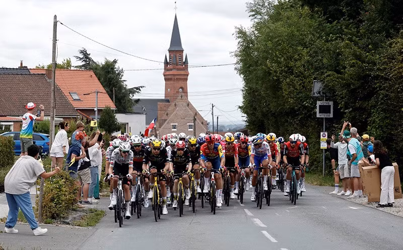 Đoàn đua ở chặng 1 — Lille, Pháp chum-anh-hinh-anh-dep-nhat-giai-dua-xe-dap-tour-de-france-2025-019.jpg