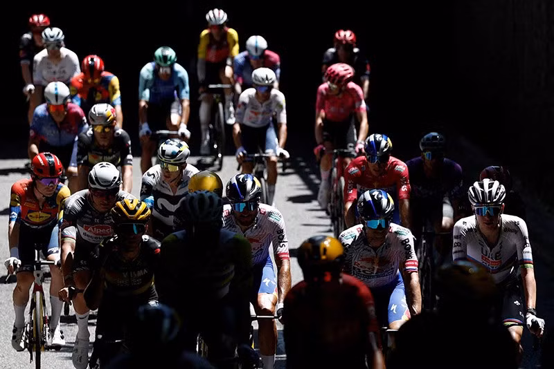 Tadej Pogacar (đội UAE Team Emirates XRG) thi đấu cùng các tay đua tại điểm xuất phát chặng 11 — Toulouse, Pháp. chum-anh-hinh-anh-dep-nhat-giai-dua-xe-dap-tour-de-france-2025-03.jpg