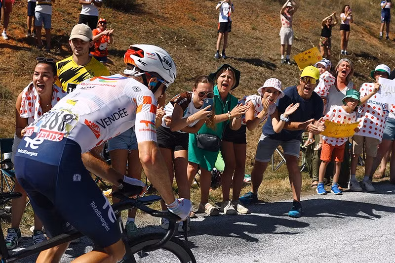 Matteo Vercher (đội TotalEnergies) thi đấu ở chặng 8 — Laval, Pháp chum-anh-hinh-anh-dep-nhat-giai-dua-xe-dap-tour-de-france-2025-07.jpg