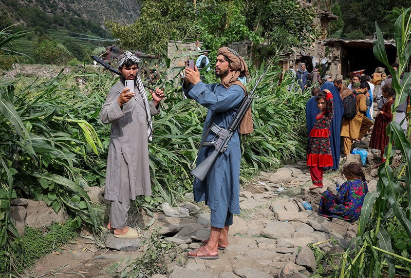 chum-anh-chay-dua-cuu-ho-nan-nhan-dong-dat-o-afghanistan-010.jpg