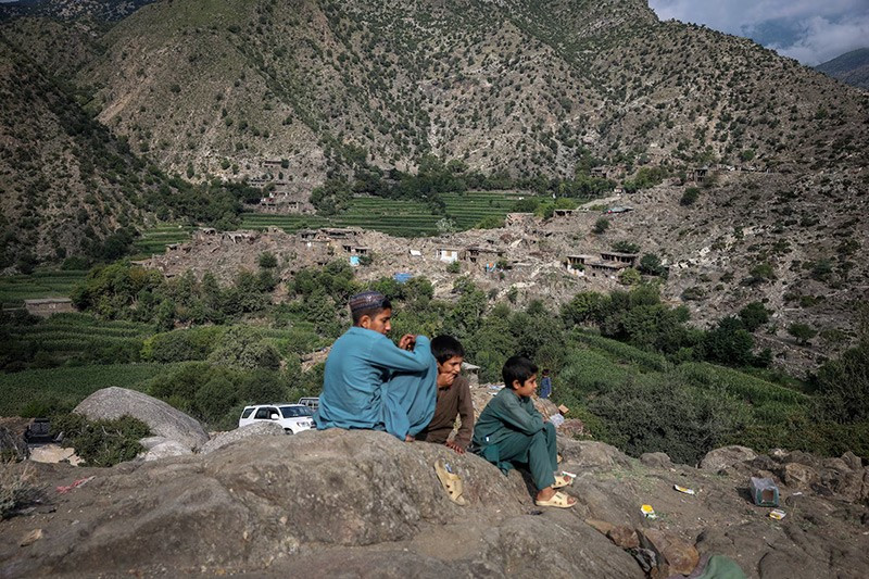 chum-anh-chay-dua-cuu-ho-nan-nhan-dong-dat-o-afghanistan-012.jpg