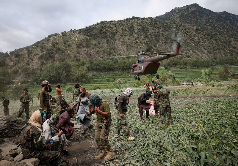 chum-anh-chay-dua-cuu-ho-nan-nhan-dong-dat-o-afghanistan-06.jpg