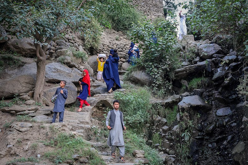 chum-anh-chay-dua-cuu-ho-nan-nhan-dong-dat-o-afghanistan-020.jpg