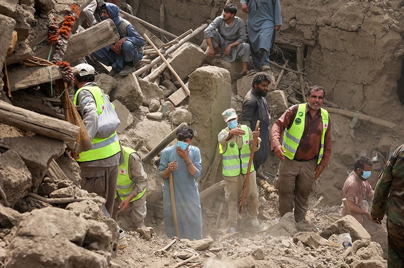 chum-anh-chay-dua-cuu-ho-nan-nhan-dong-dat-o-afghanistan-011.jpg