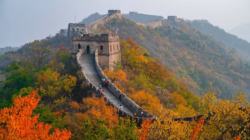 Bắc Kinh, Trung Quốc: Đoạn Vạn Lý Trường Thành ở Mutianyu nằm về phía đông bắc thủ đô Bắc Kinh, là một trong 25 điểm đến được National Geographic vinh danh trong danh sách “Best of the World” năm 2026. chum-anh-nhung-diem-den-dep-nhat-the-gioi-2026-01.jpg