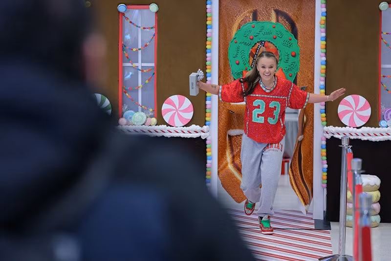 JoJo Siwa chào đón người mua sắm tại Mall of America trong dịp săn khuyến mãi Black Friday ở Bloomington, bang Minnesota, thứ Sáu, ngày 28/11/2025. Ảnh: AP. chum-anh-ngay-mua-sam-lon-nhat-nam-black-friday-1105-01.jpg