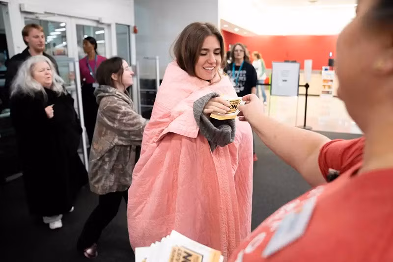 Khách hàng bước vào cửa hàng Kohl’s để săn ưu đãi Black Friday, Woodstock, Georgia, 28/11. Ảnh: AP. chum-anh-ngay-mua-sam-lon-nhat-nam-black-friday-1105-06.jpg