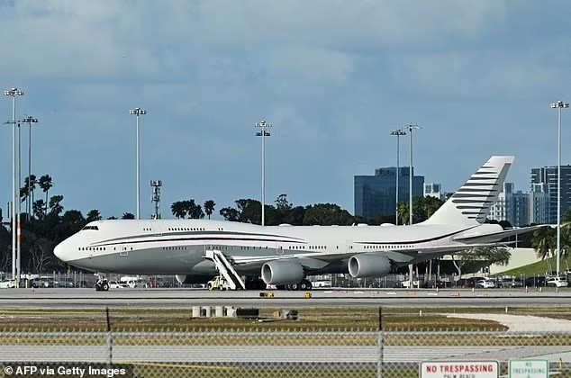 ben-trong-cung-dien-bay-400-trieu-usd-qatar-tang-ong-trump-3.jpg