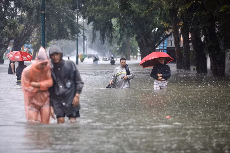 Người dân lội qua con đường ngập nước tại Medan, Bắc Sumatra, Indonesia. Ảnh: AP. chum-anh-indonesia-tim-kiem-nan-nhan-sau-lu-lut-1105-010.jpg