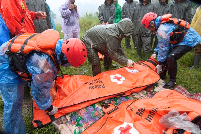 Nhân viên cứu hộ đặt thi thể nạn nhân lũ vào túi đựng tại Malalak, Tây Sumatra, Indonesia. Ảnh: AP chum-anh-indonesia-tim-kiem-nan-nhan-sau-lu-lut-1105-011.jpg