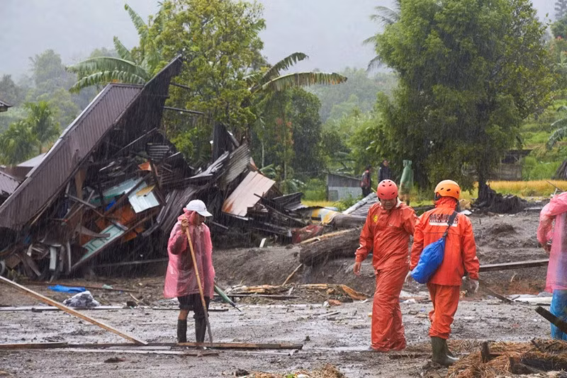 Nhân viên cứu hộ tìm kiếm nạn nhân tại một ngôi làng bị lũ ở Malalak, Tây Sumatra, Indonesia, ngày 28/11. Ảnh: AP. chum-anh-indonesia-tim-kiem-nan-nhan-sau-lu-lut-1105-08.jpg