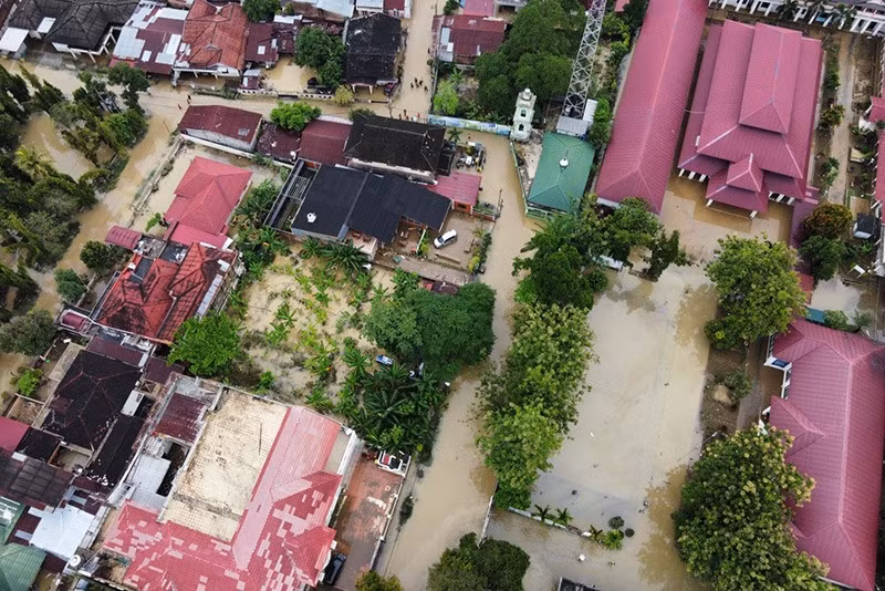 Các đội cứu hộ đang khẩn trương tìm kiếm người mất tích và sơ tán hàng nghìn cư dân khỏi khu vực nguy hiểm. Ảnh: AP. chum-anh-indonesia-tim-kiem-nan-nhan-sau-lu-lut-1105-03.jpg