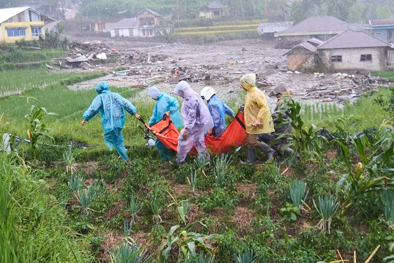 Nhân viên cứu hộ khiêng thi thể nạn nhân lũ lụt tại Malalak, Tây Sumatra, Indonesia, ngày 27/11. Ảnh: AP chum-anh-indonesia-tim-kiem-nan-nhan-sau-lu-lut-1105-013.jpg