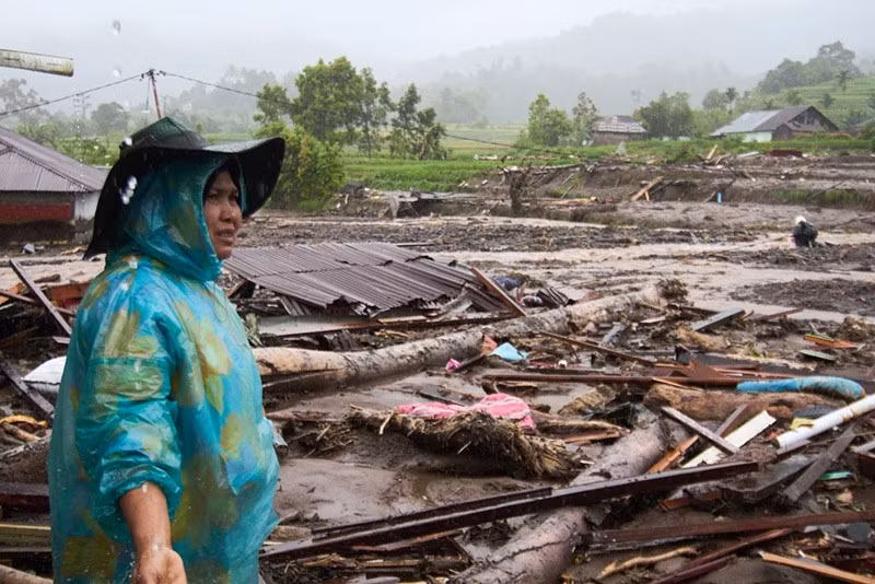 Một phụ nữ kiểm tra thiệt hại sau trận lũ tại Malalak, Tây Sumatra, Indonesia, ngày 27/11. Ảnh: AP chum-anh-indonesia-tim-kiem-nan-nhan-sau-lu-lut-1105-012.jpg