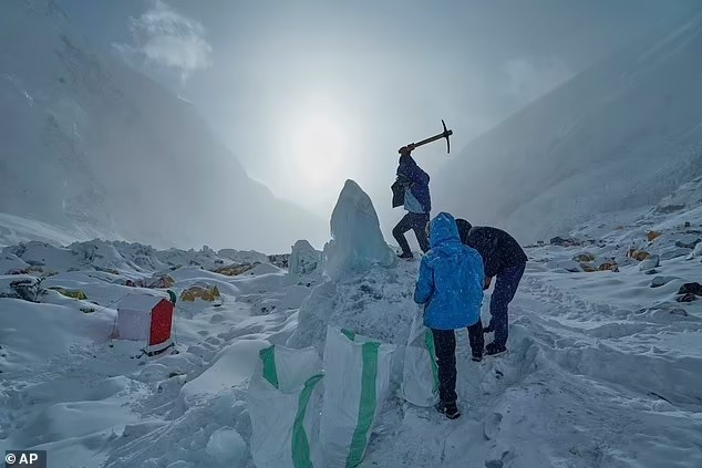 hinh-anh-tac-duong-tren-dinh-everest-5.jpg