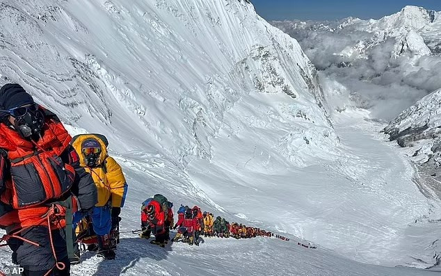 hinh-anh-tac-duong-tren-dinh-everest-2.jpg
