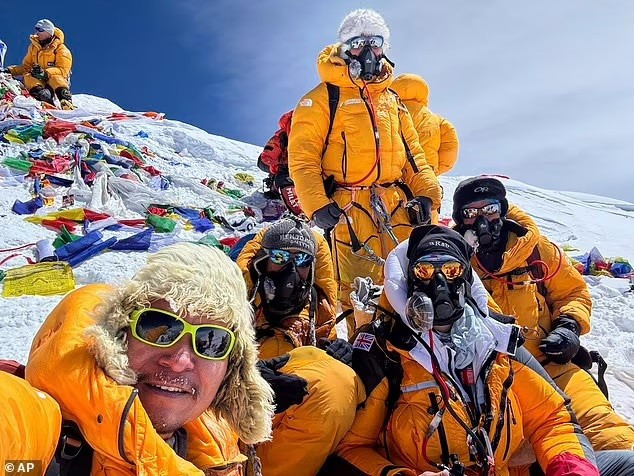 hinh-anh-tac-duong-tren-dinh-everest-3.jpg