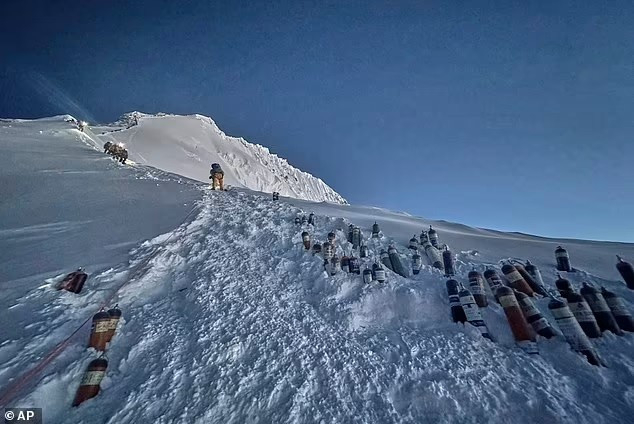 hinh-anh-tac-duong-tren-dinh-everest-7.jpg