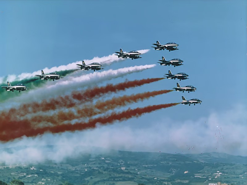 Triển lãm Dubai Airshow lần đầu tiên được tổ chức tại Trung tâm Thương mại Thế giới Dubai với 200 đơn vị tham gia, đánh dấu bước tiến của UAE trên sân khấu hàng không toàn cầu. chum-anh-dubai-airshow-1989-2025-00.jpg