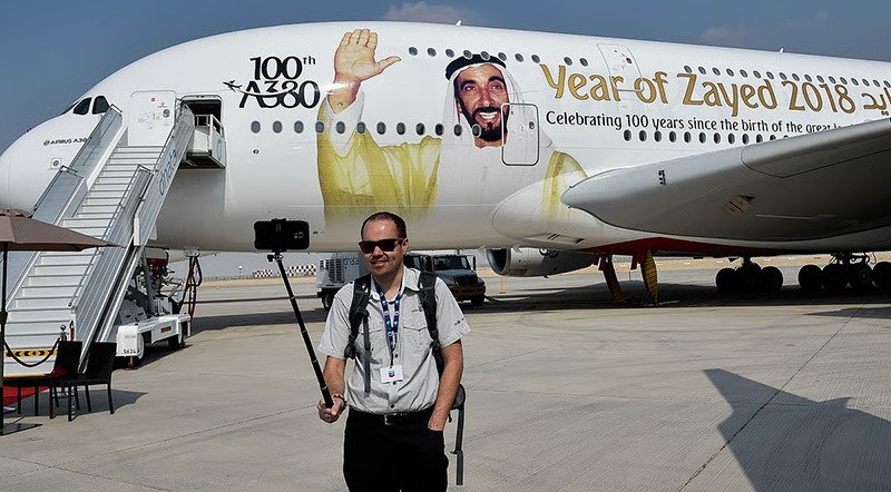 2017 — Khách tham quan chụp ảnh cùng Airbus A380 của Emirates mang logo “Year of Zayed 2018” trong ngày khai mạc. chum-anh-dubai-airshow-1989-2025-021.jpg