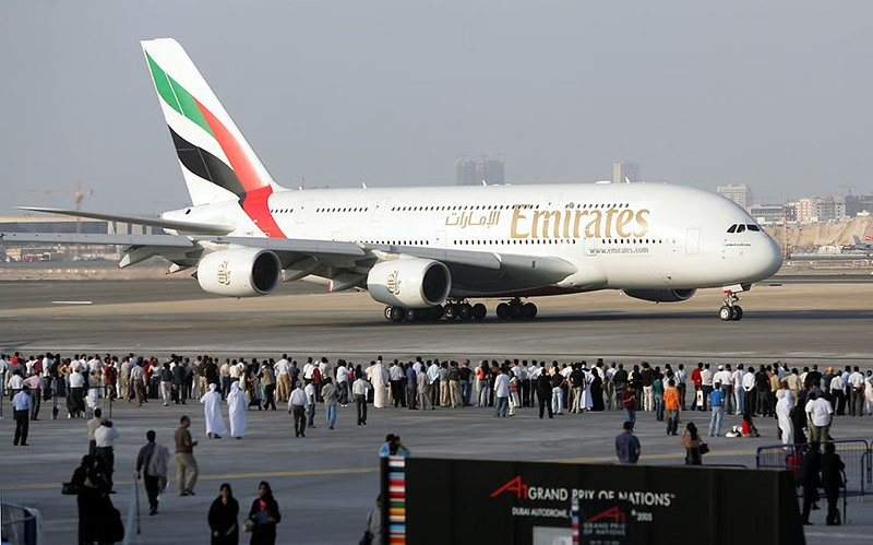 2005 — Máy bay Airbus A380 trong màu sơn Emirates lần đầu ra mắt, thu hút sự chú ý toàn cầu. chum-anh-dubai-airshow-1989-2025-012.jpg