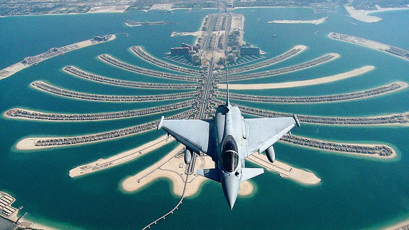 2009 — Tiêm kích Eurofighter Typhoon lần đầu xuất hiện tại Dubai Airshow, bay trên Palm Jumeirah. chum-anh-dubai-airshow-1989-2025-016.jpg